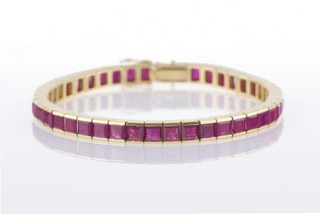 Bracelet ligne orné de rubis taille carrée calibrée en serti rail