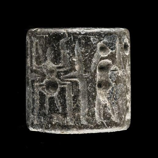 4 sceaux-cylindres, marbre beige, cristal de roche, cornaline et marbre gris, probablement Djemdet-Nasr, 3000-2900 av. JC, ou, dynastie archaïque, tôt, 2900-2600 av. JC