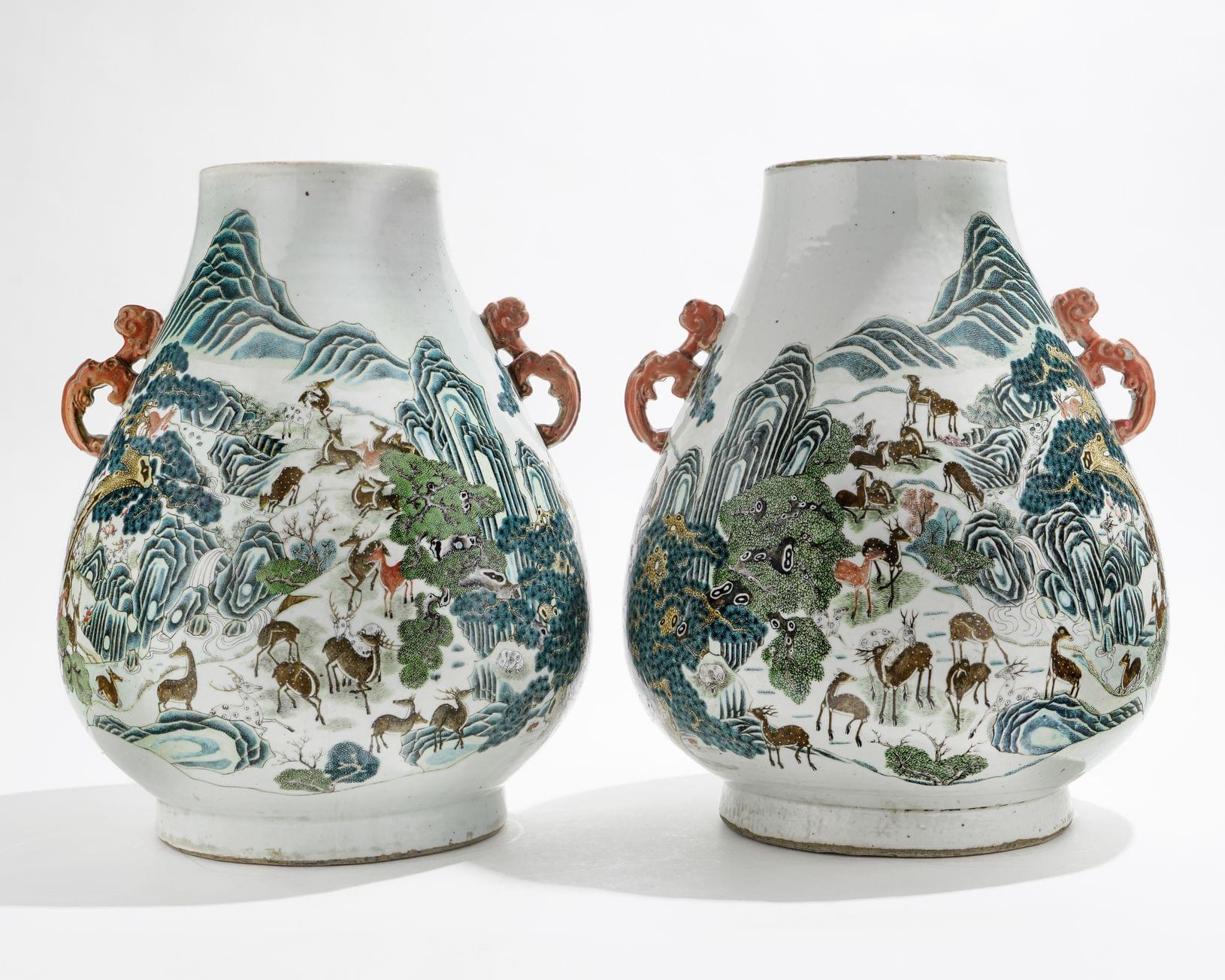 Paire de grands vases de forme hu aux 100 daims, Chine, dynastie Qing (1644-1912), marque apocryphe Qianlong (percés)