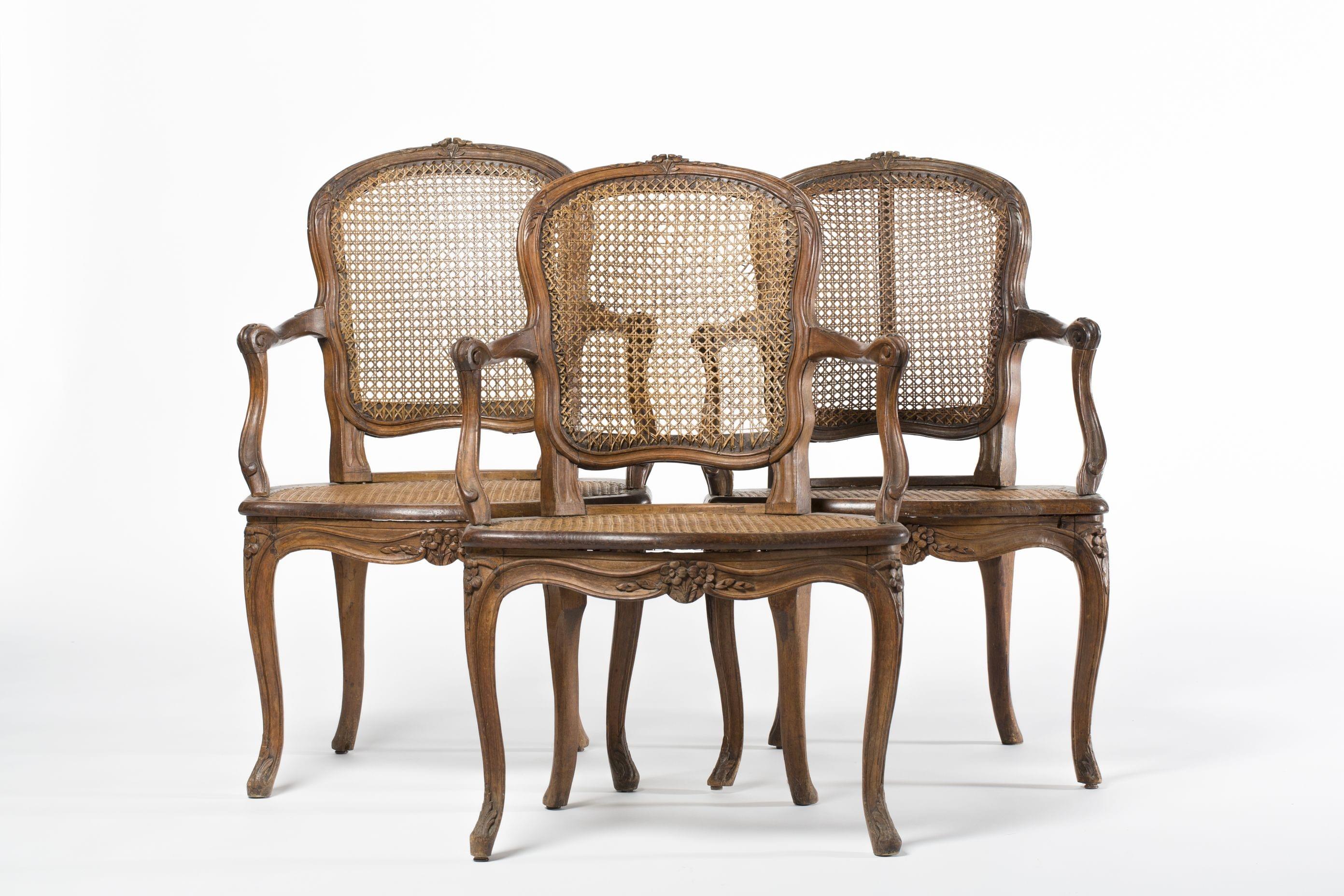 Trois fauteuils cannés d'époque Louis XV estampillés Avisse