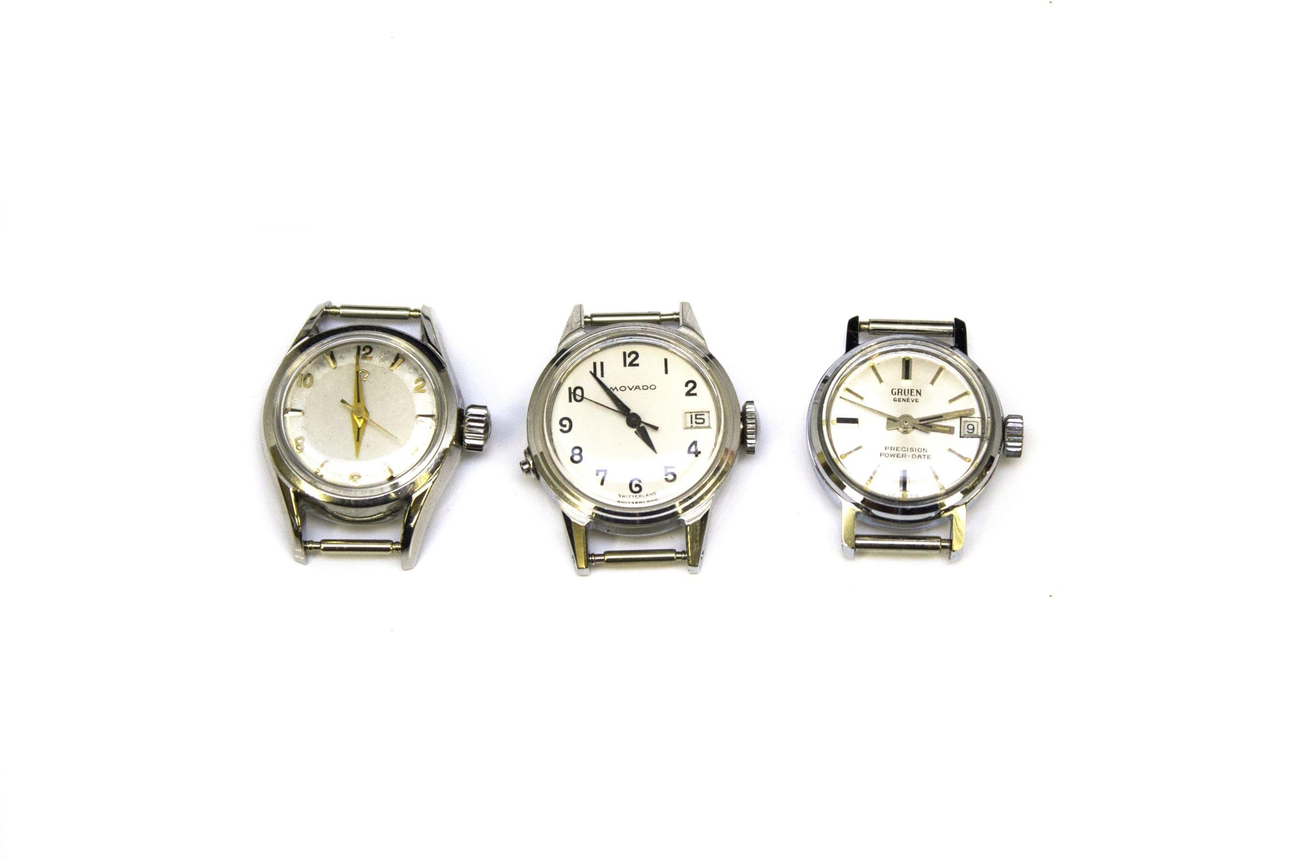 Omega, Movado et Gruen, lot de trois montres mécaniques sans bracelet