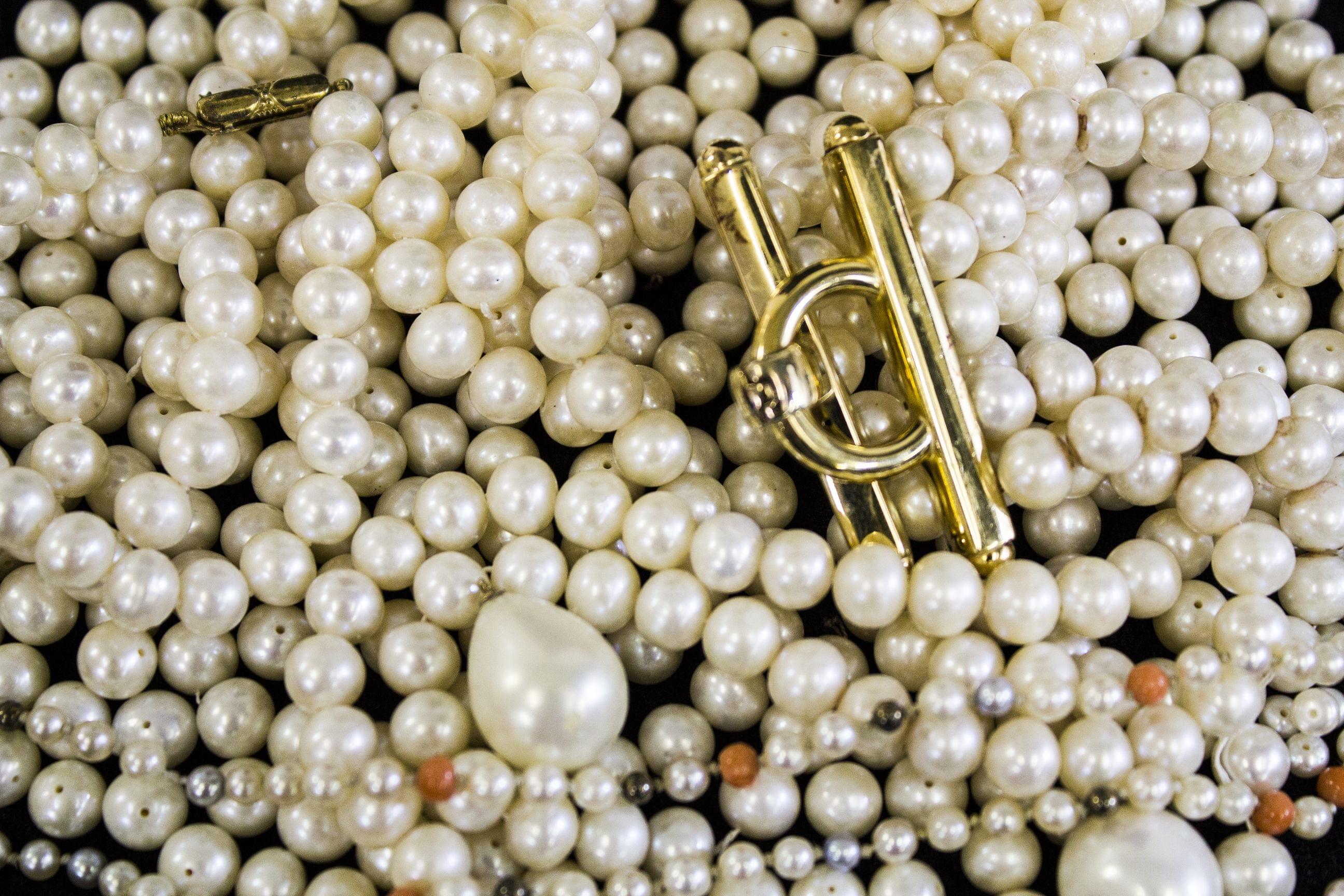 Lot de diverses perles blanches à monter