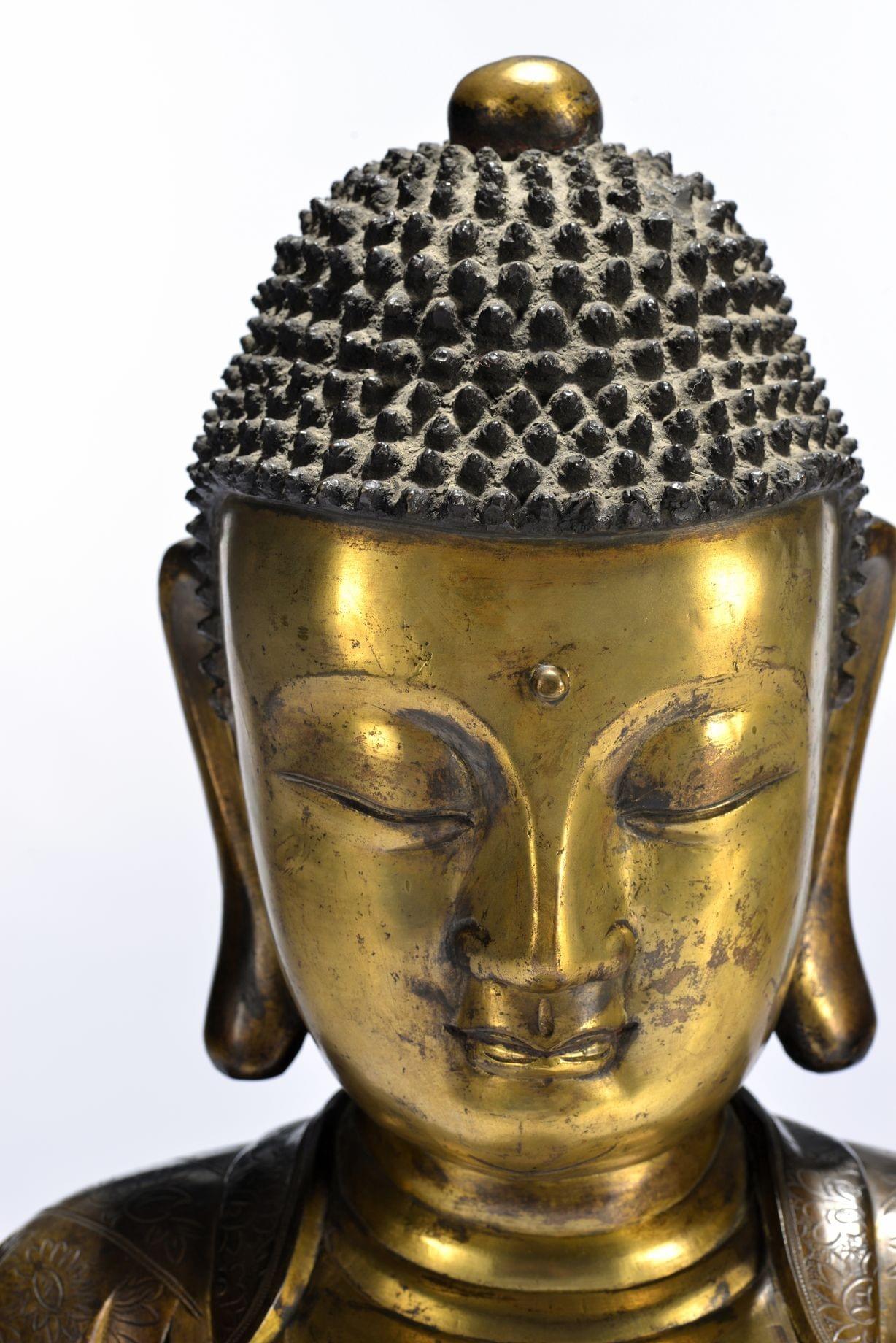 Bouddha en position bhumisparsa Mudra (prise de la terre à témoin)