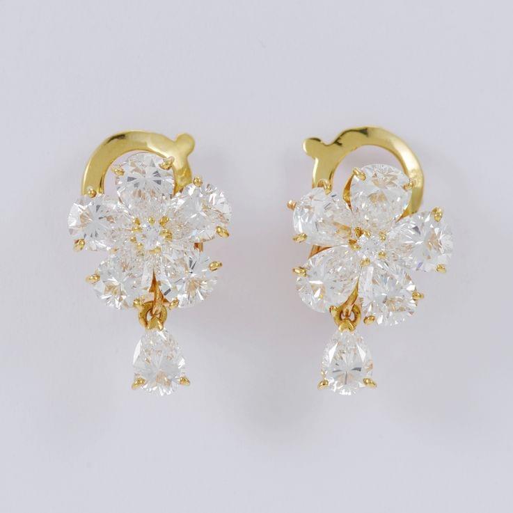 Van Cleef & Arpels, paire de motifs d'oreilles "Bérengères" sertis de 12 diamants taille poire pesant au total 5.94 ct et de 2 diamants taille brillant pesant au total 0.11 ct