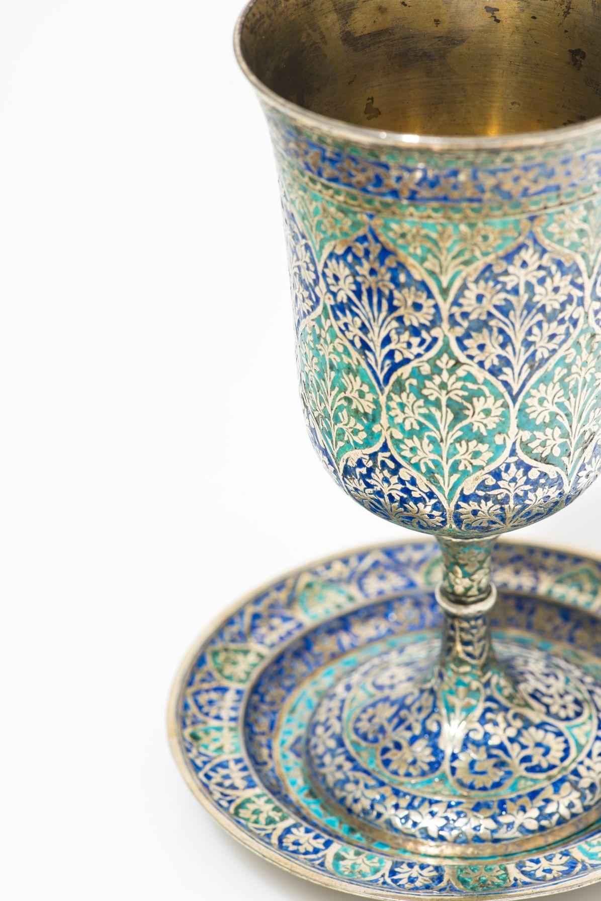 Calice et patène à décor d'arabesques turquoise et bleu nuit en émail champlevé