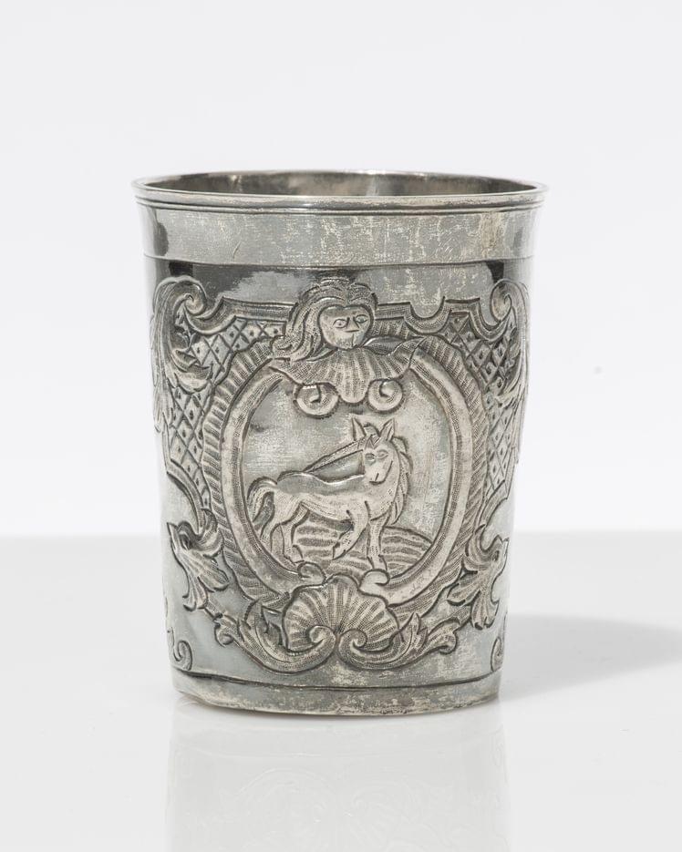 Timbale à décor de médaillon représentant un oiseau et une licorne