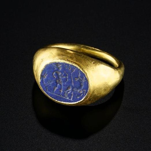 Bague sertie d'une intaille sur lapis-lazuli, époque romaine, Ier-IIIe s ap. JC