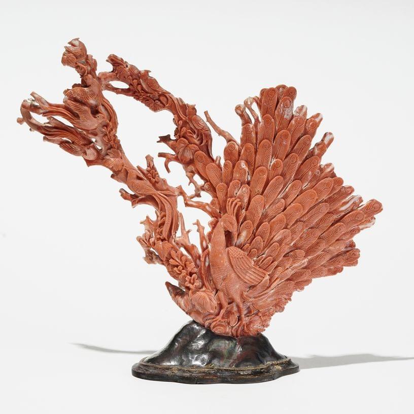 Corail sculpté à décor d'un paon et de volatiles