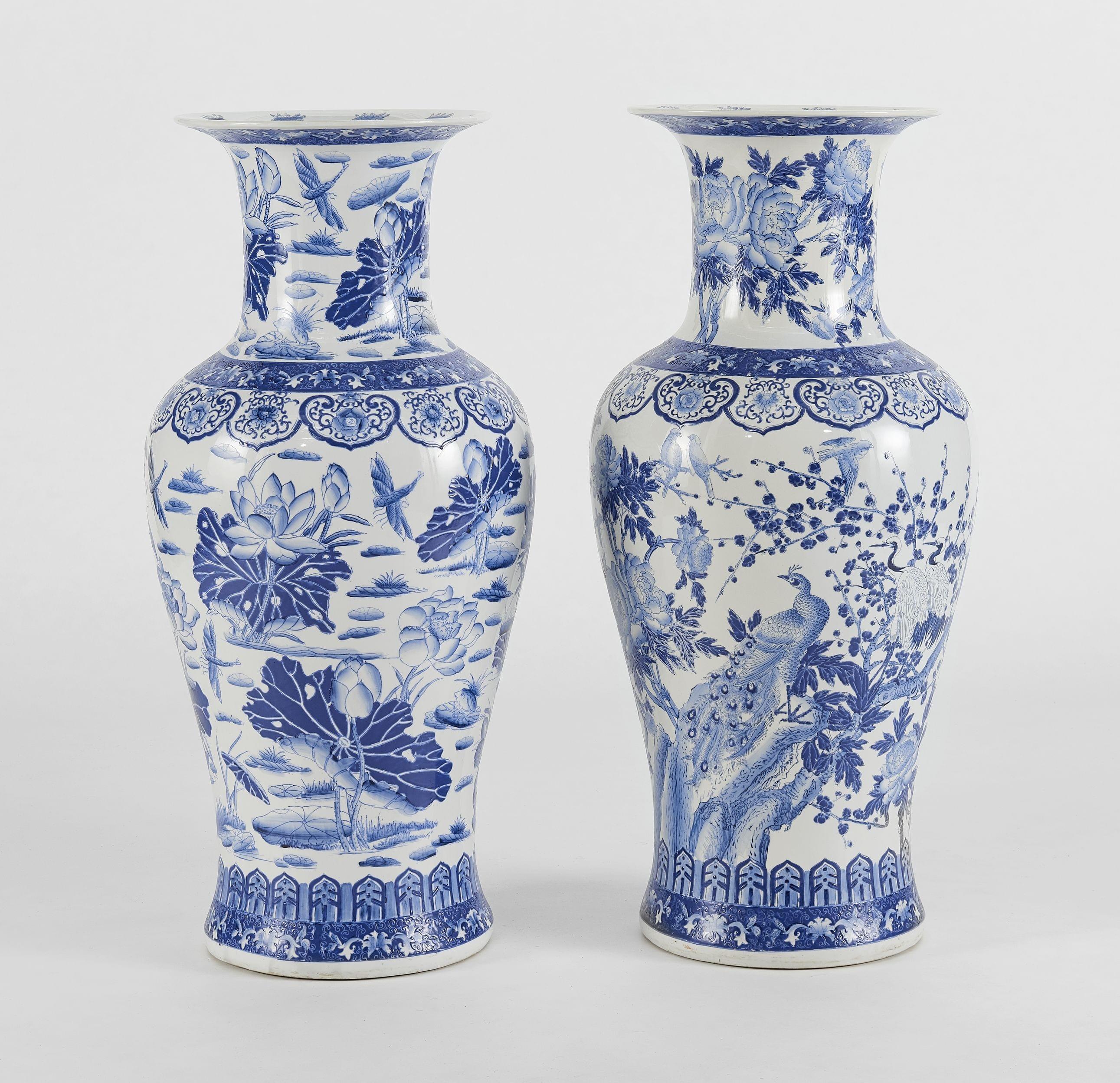 Paire de grands vases balustres, Chine, époque contemporaine