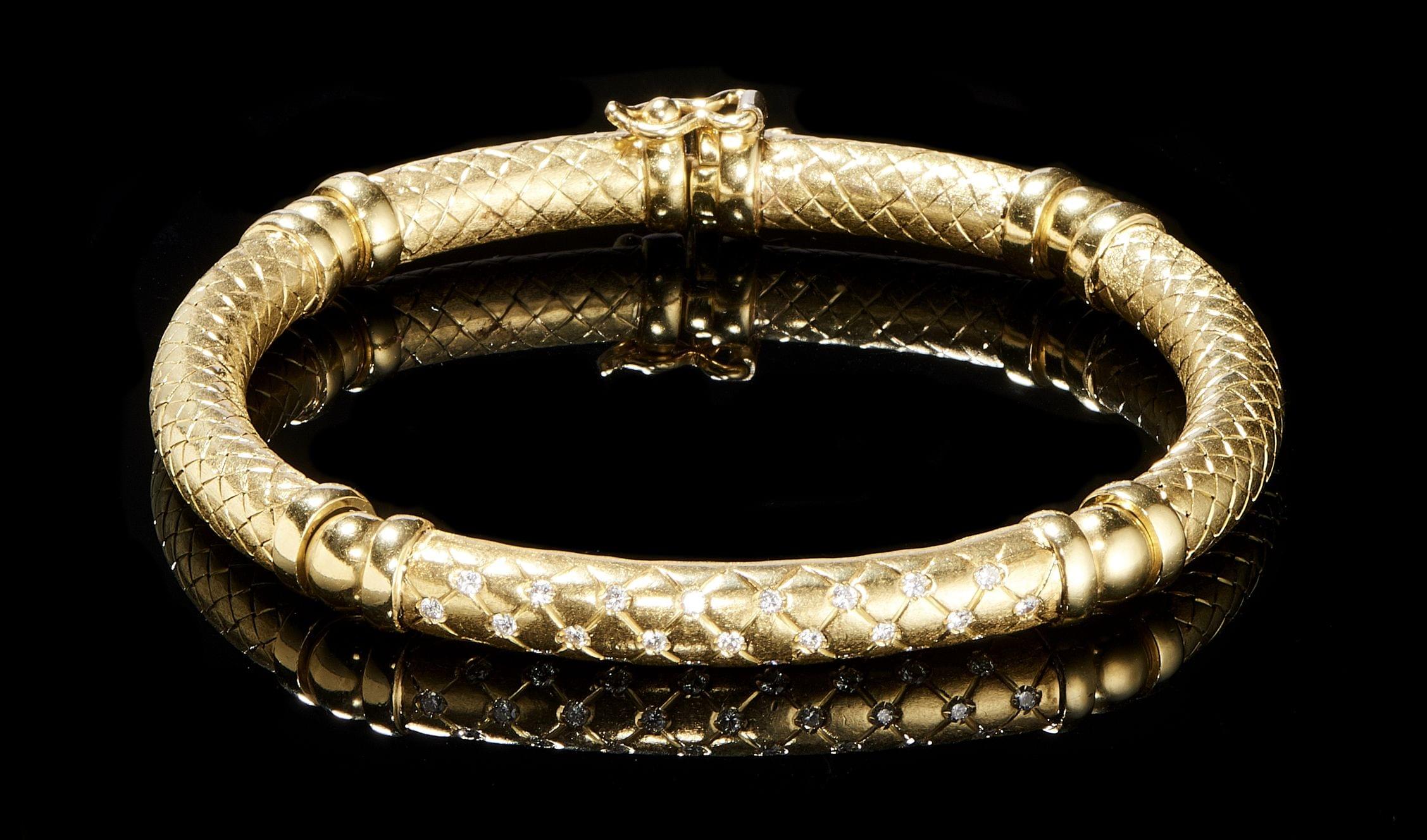 Bracelet articulé centré d'un motif serti de diamants