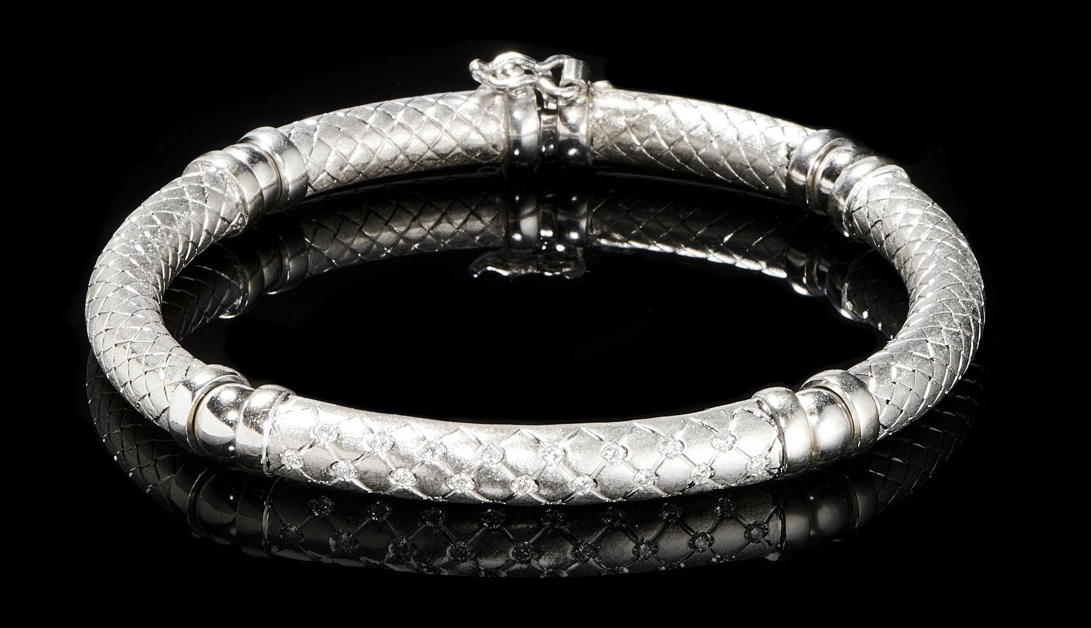 Bracelet articulé centré d'un motif serti de diamants