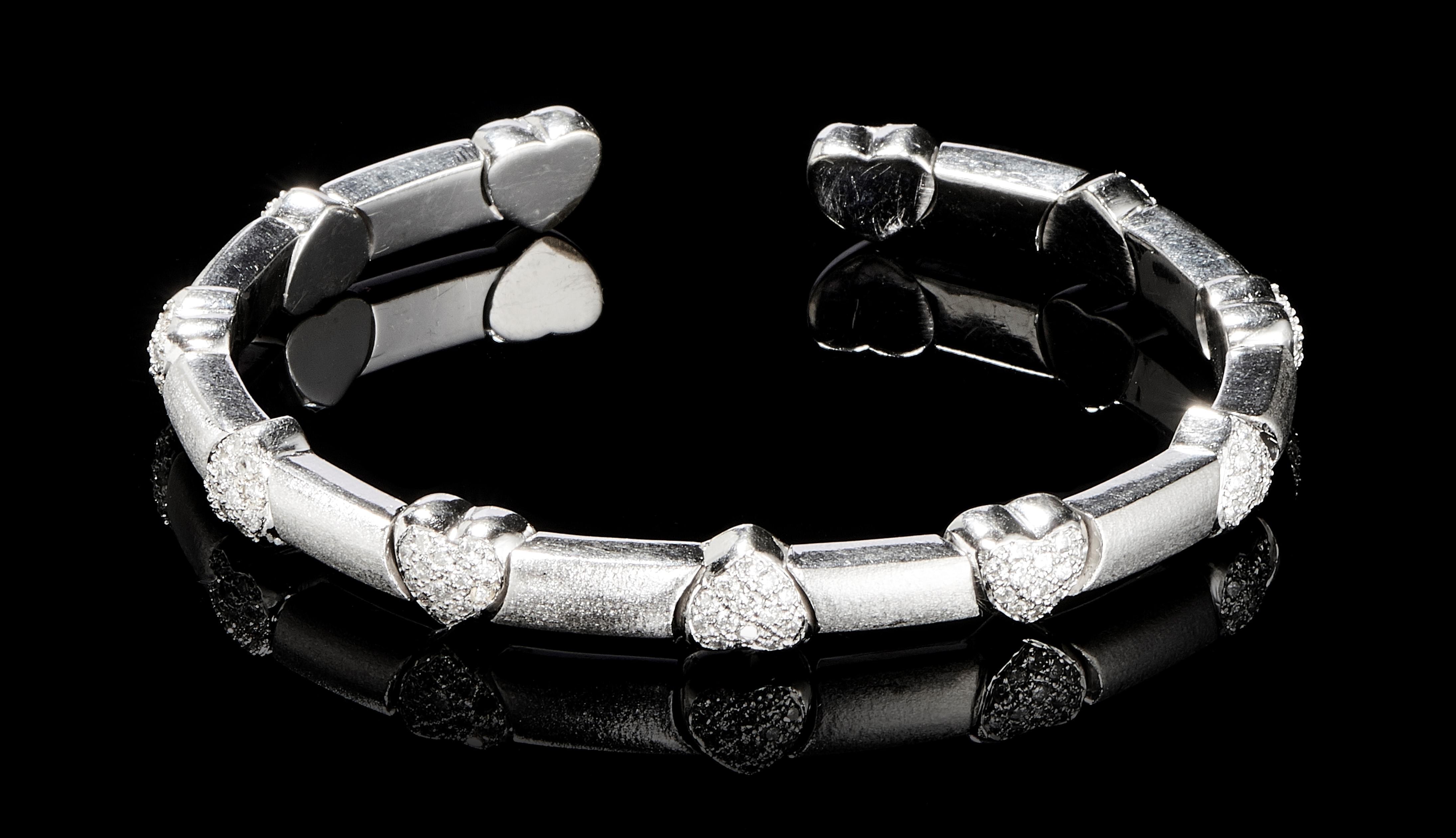 Bracelet jonc ouvert à décor de cœurs pavés de diamants