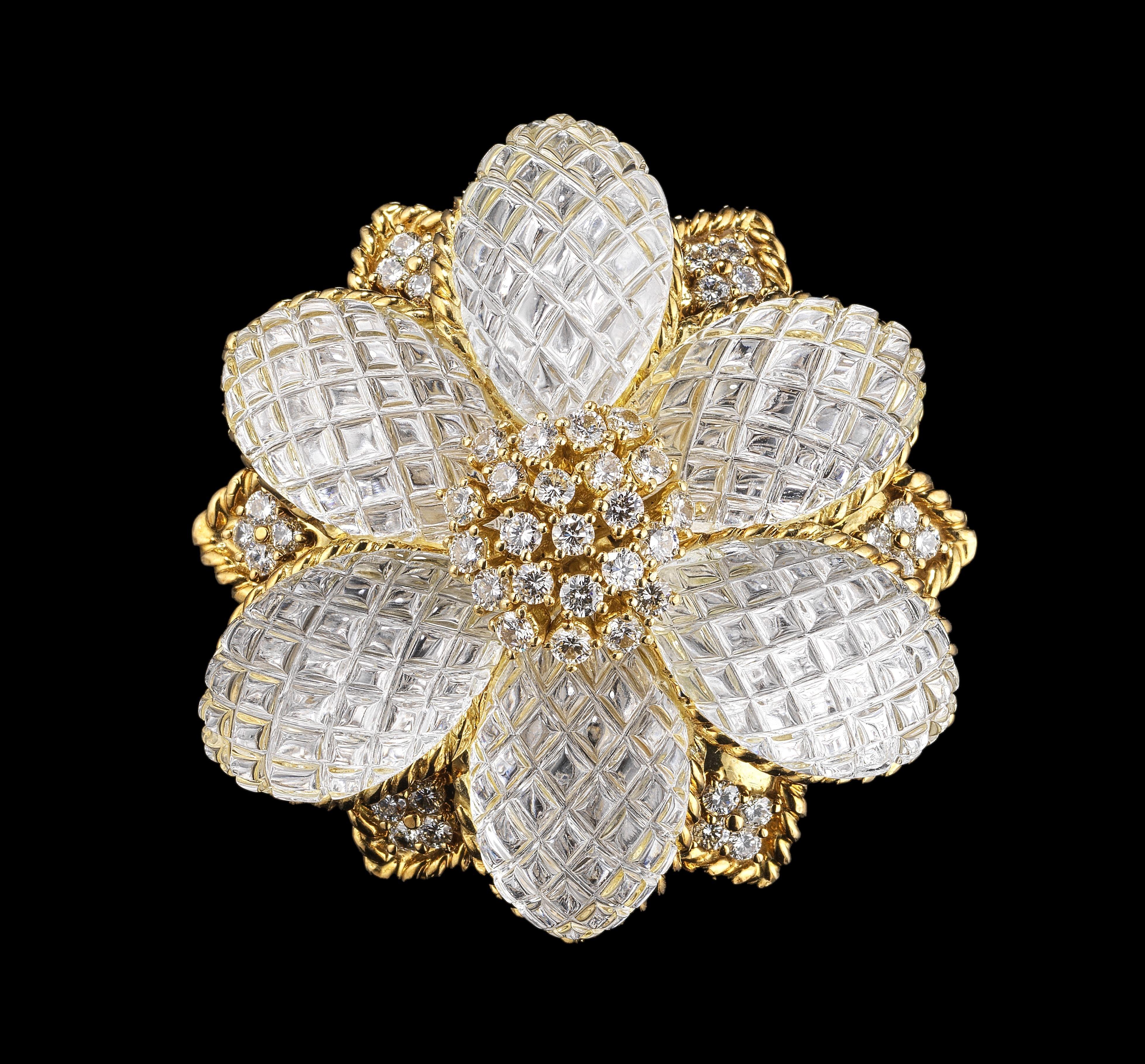 Sabbadini, importante broche fleur aux pétales de cristal de roche sculpté rehaussés de diamants et au cœur pavé de diamants (env. 2 ct) 