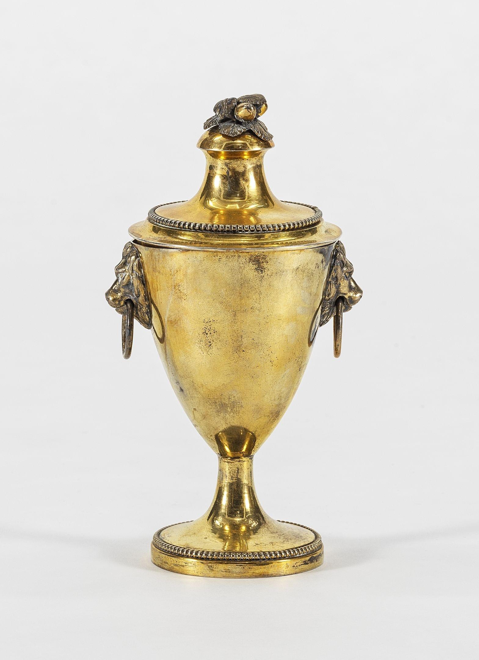 Vase couvert d'époque néoclassique à anses muffles de lions