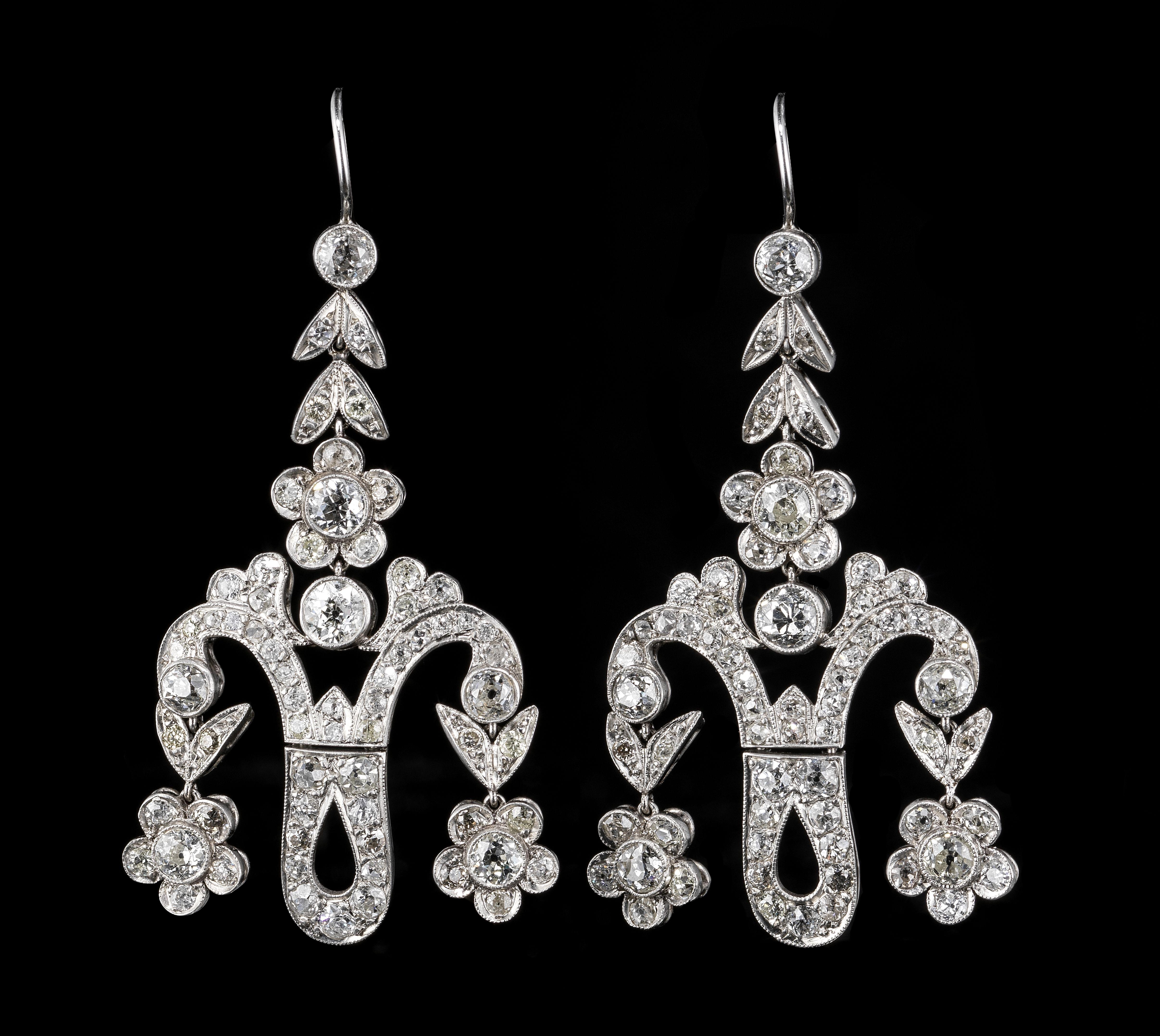 *Boucles d'oreilles girandole à motif floral pavées de diamants (env. 4 ct)