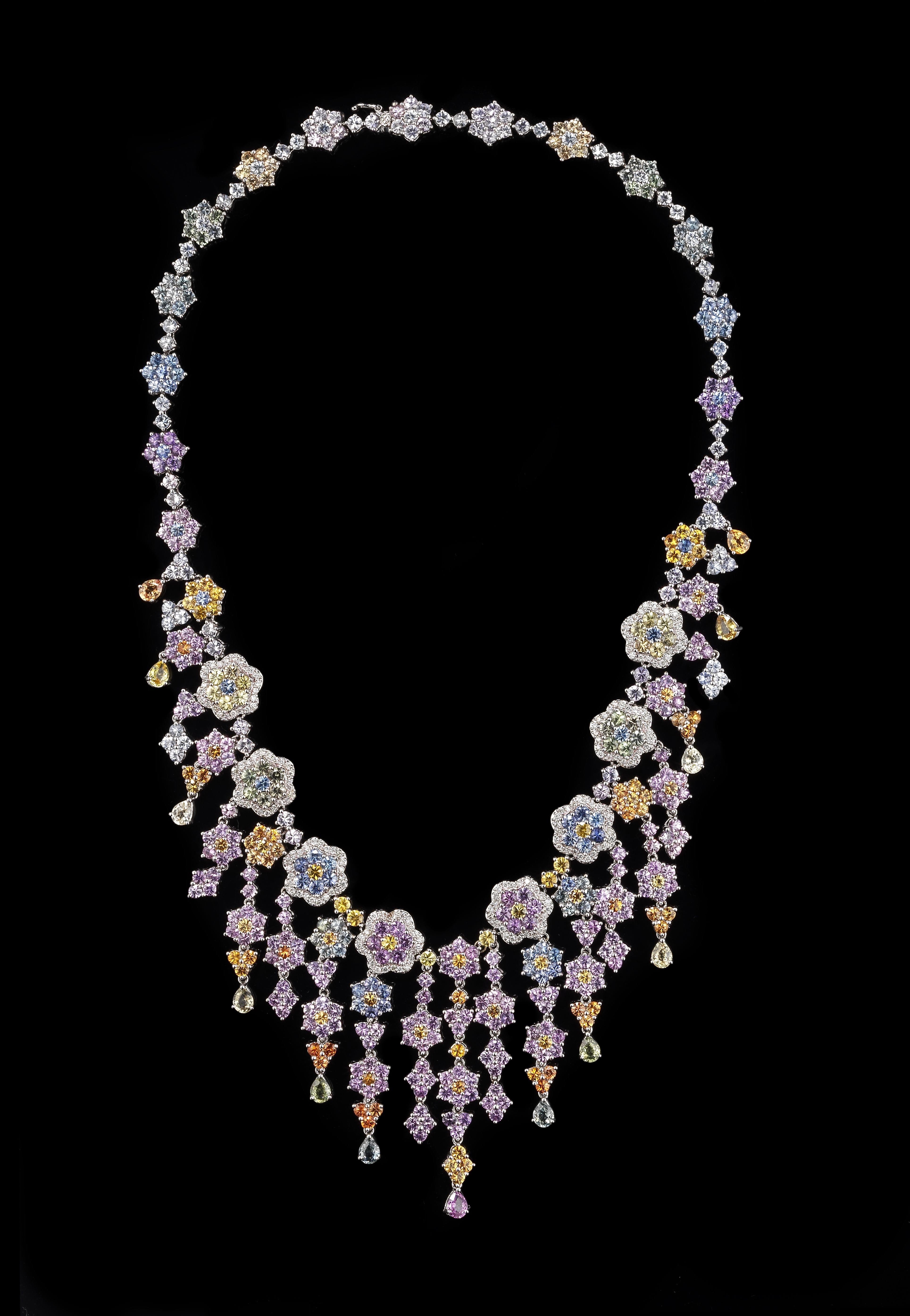 *Collier à motif de fleurs serties de saphirs multicolores et entourés de diamants