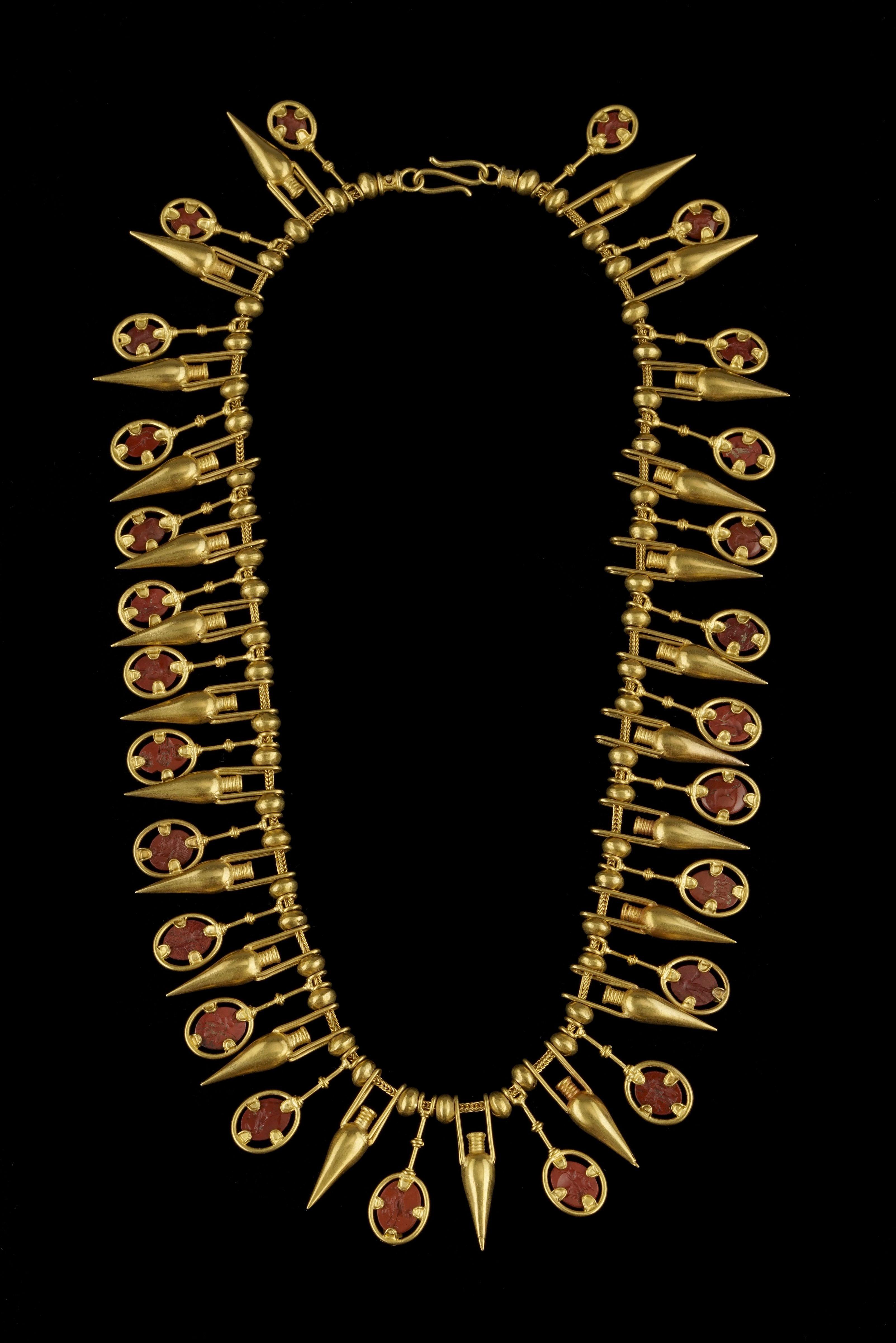 Castellani, collier d'inspiration étrusque serti d'intailles sur jaspe rouge intercalées d'amphores en or