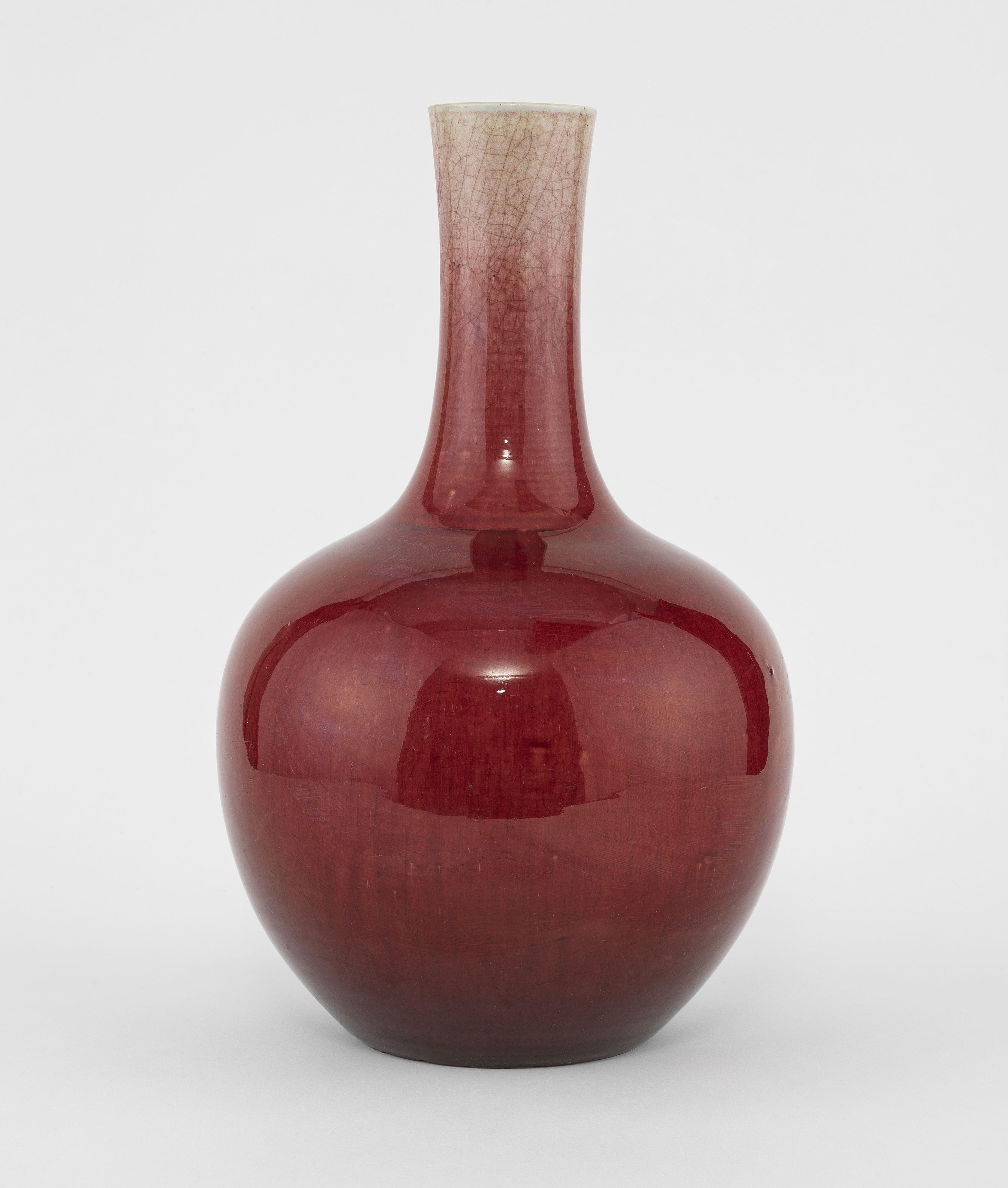 Vase à long col sang de boeuf, Chine, dynastie Qing (1644-1912)