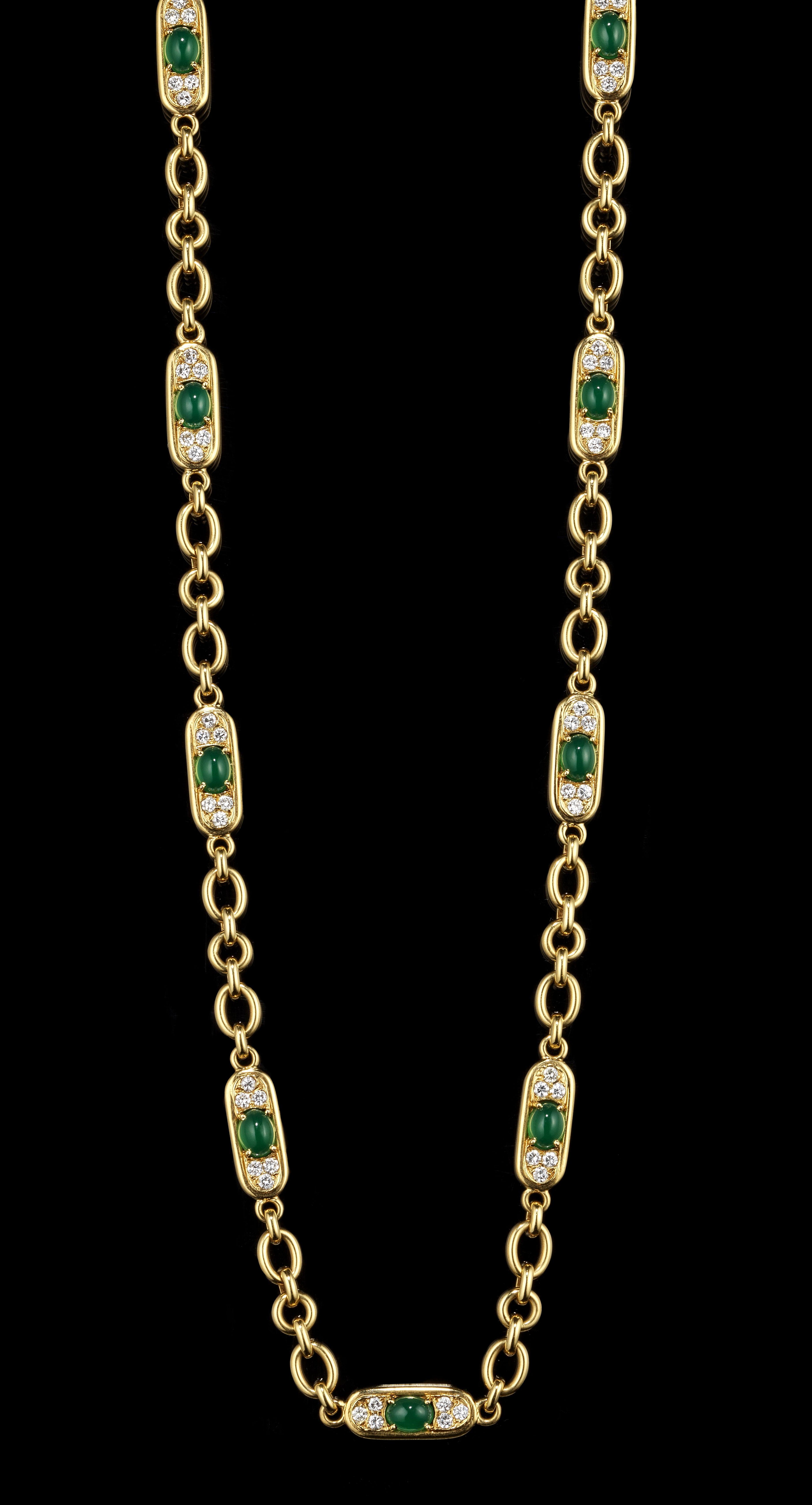Van Cleef and Arpels, sautoir composé de motifs centrés d'agates vertes taille cabochon ovales épaulées de diamants (total env. 5 ct)