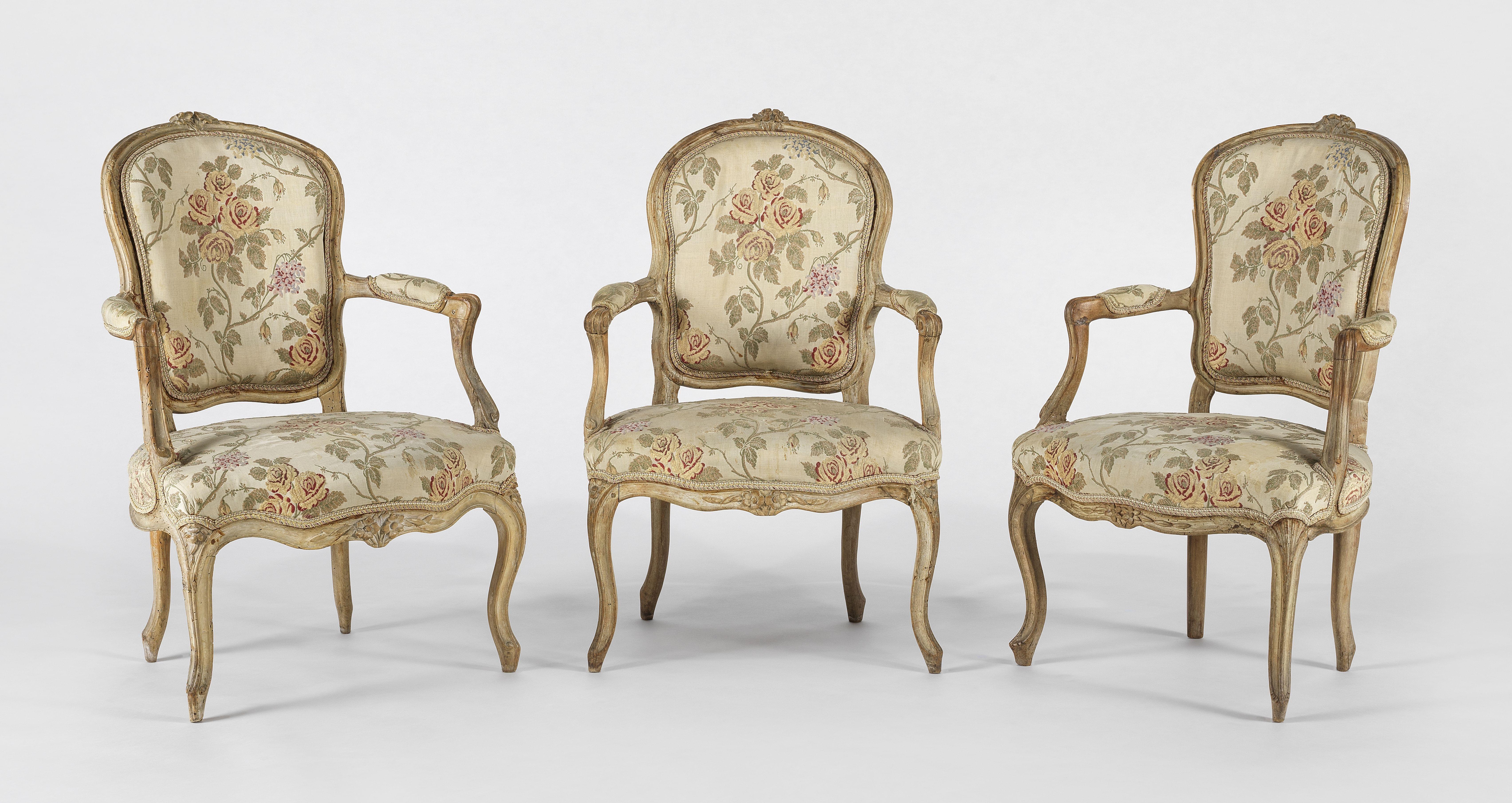 Suite de trois fauteuils cabriolets d'époque Louis XV