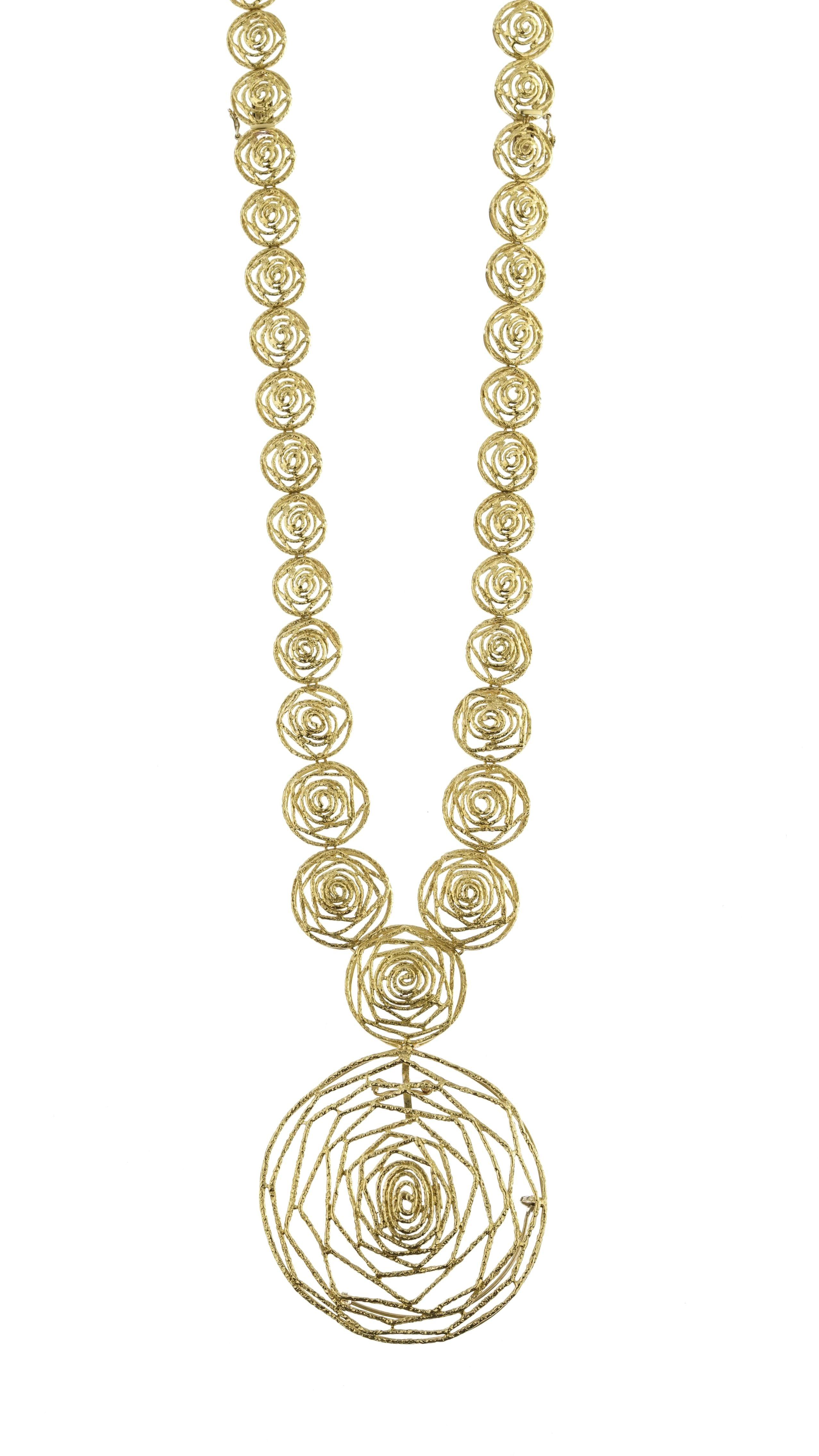 Ensemble d'un collier et de deux bracelets à motifs circulaires pouvant se porter en long sautoir et retenant un important pendentif rond