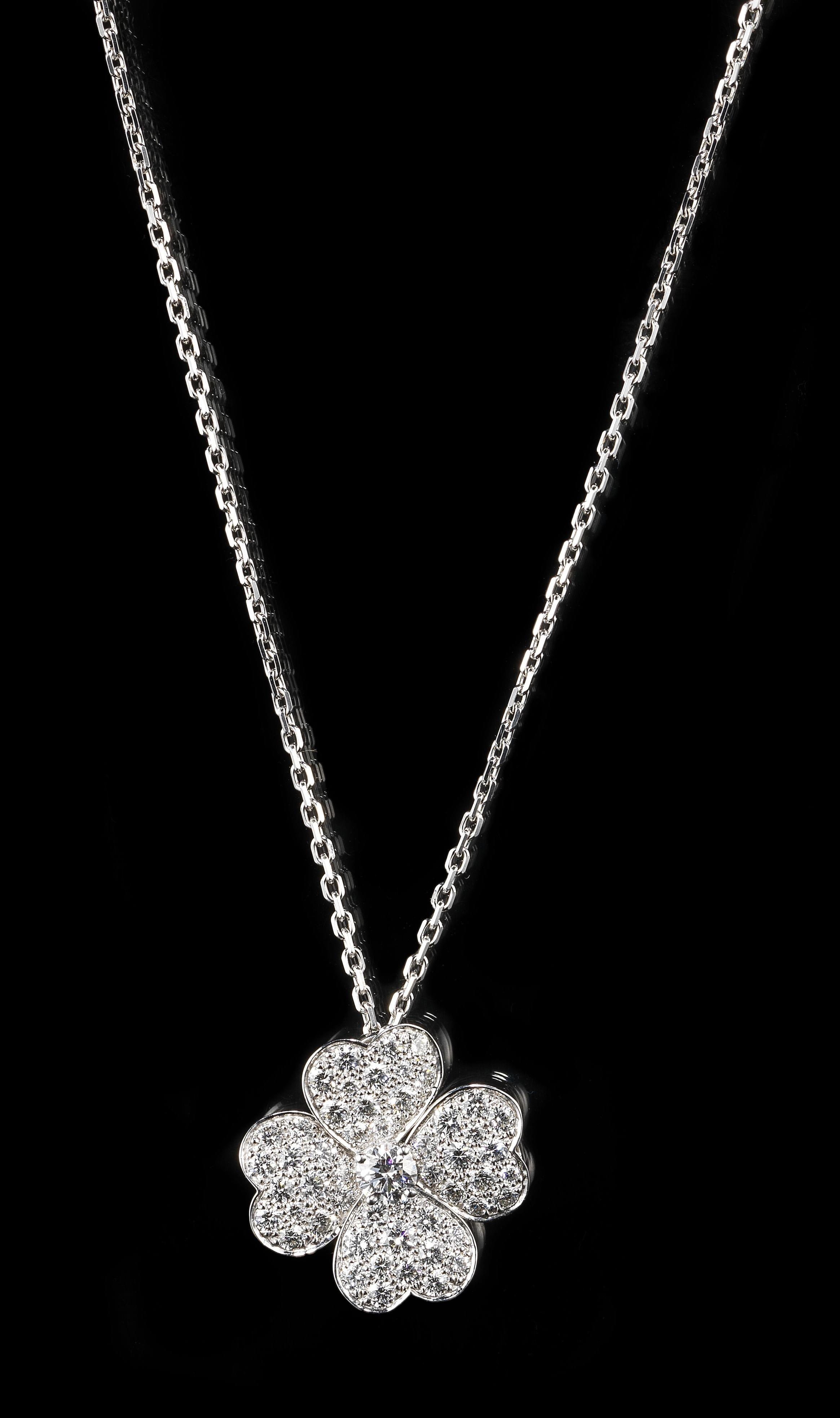 Van Cleef & Arpels, Cosmos, broche-pendentif à motif d'une fleur centrée d'un diamant (env. 0,25 ct) et aux pétales pavés de diamants