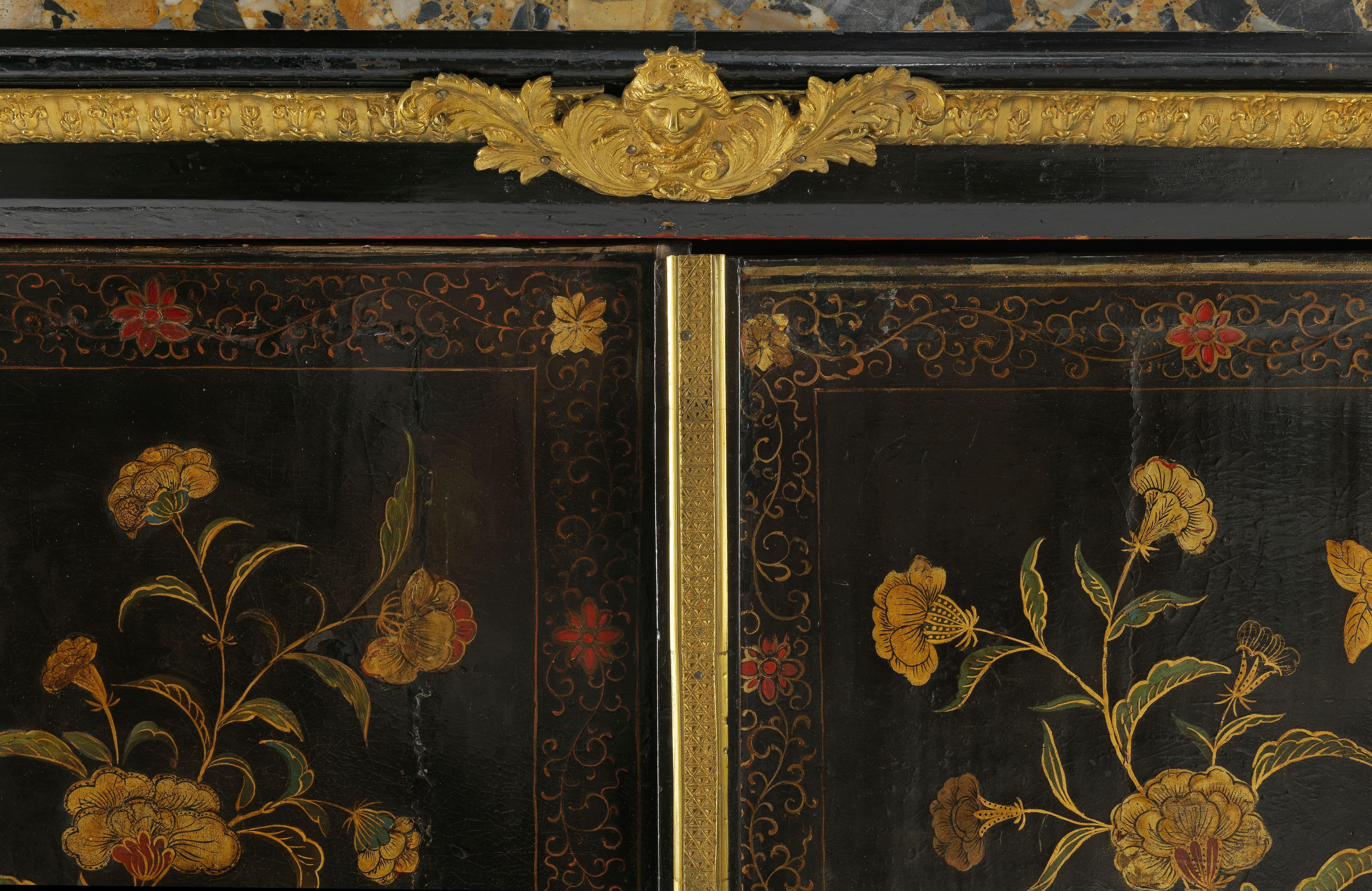 Paire de cabinets en laque à hauteur d'appui d'époque Régence et restaurations postérieures